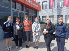 При поддержке Госавтоинспекции школьники раздали морозовчанам Георгиевские ленты