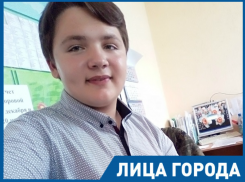 Самый обаятельный волонтер Морозовска признался, что хочет стать настоящим музыкантом