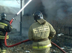 На улице Филонова в Морозовске горело бесхозное строение