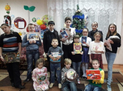 «Полицейский Дед Мороз»: в детский приют Морозовска принесли памятки и раскраски