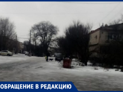 Мужчина на улице Тельмана в Морозовске отбивался от стаи бродячих собак