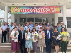 Работникам ветеринарной службы Морозовского района в их профессиональный праздник подарили красивый концерт