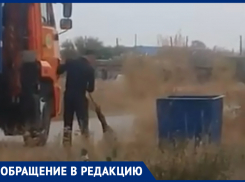 Мусор, рассыпавшийся из мусорного бака в хуторе Морозов, был собран только после включения камеры