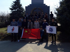 Китайские студенты посетили захоронение солдат-соотечественников в Морозовске
