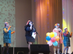 Письмами, грамотами и музыкальными номерами поздравили работников культуры в морозовском РДК