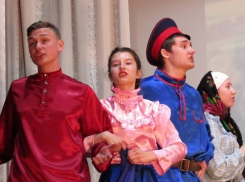 «Бабий бунт» против казаков от школы №3 в Морозовске попал на видео