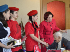 Свой 103-й День рождения ветеран в Морозовске отпраздновал с юнармейцами и военнослужащими