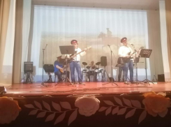 Под шквал бурных оваций прошел концерт ко Дню матери-казачки в Грузиновском сельском Доме культуры