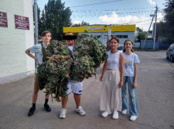 В Морозовском районе продолжают плести маскировочные сети для бойцов СВО