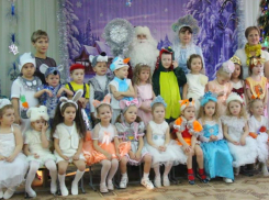 Родители и воспитанники детского сада «Звездочка» группа «Ромашка» поздравили своих воспитателей