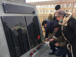 Цветы к обелиску и памятнику погибшим воинам возложили в Вольно-Донском сельском поселении