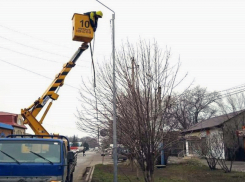 Новые фонари и опоры устанавливают на улицах Морозовска