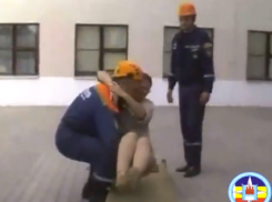 Видео зрелищных учений спасателей в гимназии №5 Морозовска появилось в Сети