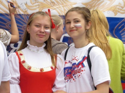 Надписями на флаге, вручением паспортов и концертом встретили День России в Морозовске