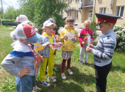 «Шоферы» «Мамы-пешеходы», «Бегущий светофор», «Водители»: воспитанники детского сада «Сказка» в Морозовске поиграли в полезные игры