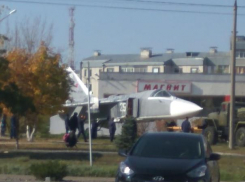 Настоящий самолет установили в качестве памятника рядом с Домом офицеров в Морозовск