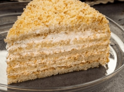 Торты, чизкейки и множество других сладостей ждут морозовчан в магазинах «Колос»