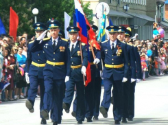 Красивый парад и большой «Бессмертный полк» прошли на главной площади Морозовска