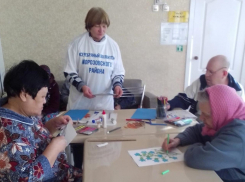 Открытки для участников СВО сделали пожилые морозовчане в ЦСО