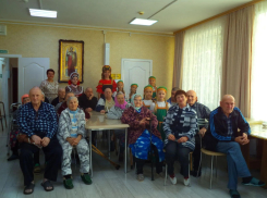 Песни, танцы и «Репка»: в Морозовском районе устроили тёплый праздник для пожилых
