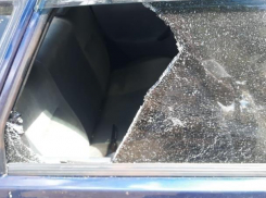 Вор в Морозовске разбил окно машины ради 150 рублей