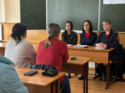 Полицейские Морозовского района провели профилактическую беседу с родителями школьников