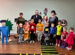 Правила дорожного движения в детском саду «Солнышко» в хуторе Морозов ребята изучали с помощью настоящего профессионала