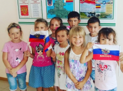 Белый, синий, красный: дошколят в Морозовске познакомили с историей российского триколора