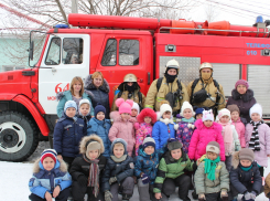 Пожарные Морозовска побывали в гостях у дошколят