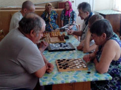 Соревнования по шашкам и шахматам провели в Центре социального обслуживания населения Морозовского района 