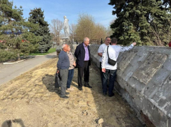 В Морозовске продолжаются реставрационные работы мемориалов на центральной площади