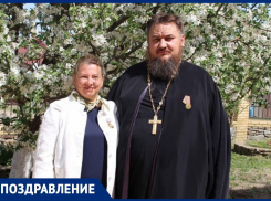 С праздником Святой Пасхи морозовчан поздравил настоятель Свято - Покровского храма протоиерей Владимир Почтовый    