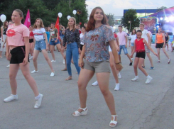 День молодежи в Морозовске ознаменовался большим флешмобом и серией эффектных шоу