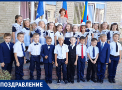 Ольгу Анатольевну Щербу с Днем учителя поздравили ученики 1"А» класса