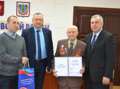 Перед Новым годом медалями награждены Почетные граждане Морозовского района и спасительница утопающего