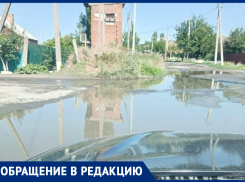 Перекресток улиц Чернышевского и Гагарина в Морозовске после любого дождя превращается в болото