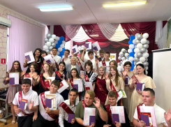 Девятиклассникам Морозовска вручили аттестаты 