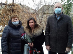 Многодетных матерей города Морозовска поздравили цветами и подарками