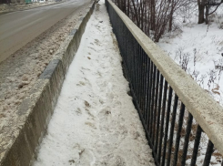 На тротуаре снег по щиколотку