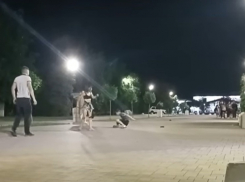 Прямо на площади в центре Морозовска девушка ударила ножом знакомого