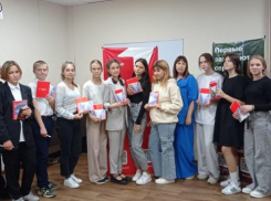 Подросткам в Морозовске торжественно вручили паспорта в рамках всероссийской акции «Мы - граждане России»