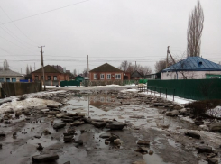 На улице Матросова такая лужа, что легковые машины проехать не могут