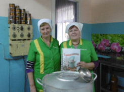 Коллектив Вольно-Донского Дома культуры поздравил поваров с профессиональным праздником