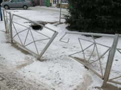 Неизвестный водитель в Морозовске повредил барьерное ограждение и скрылся с места аварии