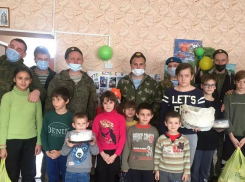 В День военного разведчика детям в приюте устроили праздник с угощениями и подарками