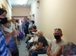 Очереди на вакцинацию против коронавируса прокомменировали в поликлинике Морозовского района