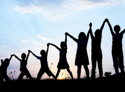 Дети из малоимущих семей и дети участников СВО имеют право на бесплатную путевку в детский лагерь 