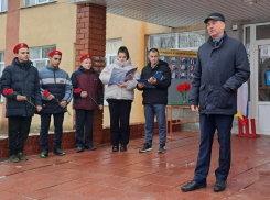 Мемориальную доску памяти Александра Бурцева открыли в Знаменской школе