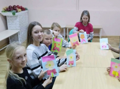 «Тепло маминых рук»: в Морозовске дети создали открытки ко Дню матери