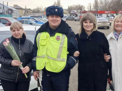 Морозовчанок с приближающимся 8 марта поздравили майор полиции Дмитрий Назаров и весь личный состав Госавтоинспекции